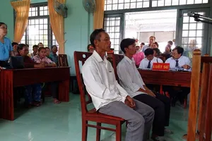 Đề nghị miễn hình phạt 2 nông dân nhận hối lộ