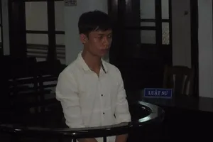 Trộm xe không biết bẻ khóa, dắt đi tìm... thợ