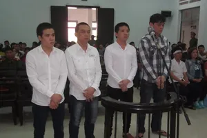 Nhóm côn đồ truy sát kinh hoàng 2 vợ chồng vì món nợ