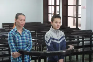 Bà chủ tiệm massage cùng nhân viên ‘lột đồ’ khách