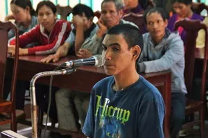 Trốn đám ma về hiếp dâm con riêng của vợ