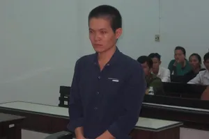 Vợ tử vong vì cú phóng dao oan nghiệt của chồng