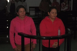 2 chị em mang quan tài đến khu du lịch lãnh án tù