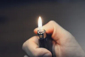 Bị ảo giác, bật lửa đốt xe tải đậu bên đường