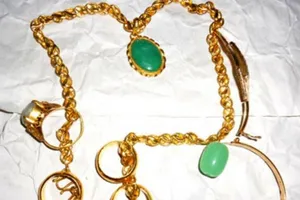 Anh trai trộm vàng và xe của em gái 