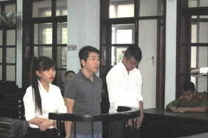 Hotgirl rủ bạn trai cướp đồ của tình cũ