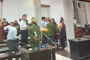 Nhiều người tới ôm, bắt tay thăm hỏi ông Đinh La Thăng