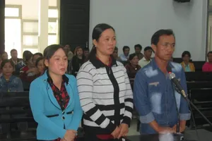 Đi tù vì hùa nhau ném trứng thối vào công an