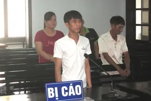 Nghi ngờ kiểm tra, lòi ra tội phạm