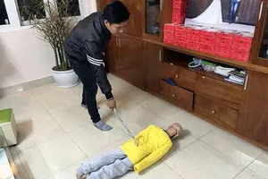 Cha đẻ cùng mẹ kế bạo hành con trai 10 tuổi sắp hầu tòa