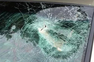 Bị kháng nghị tăng nặng hình phạt vì ném bể kính ô tô