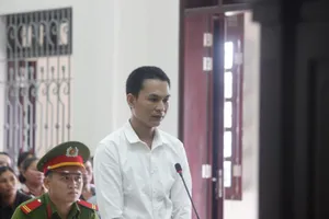 Chồng hờ giết vợ rồi ôm con nhỏ tự thú lãnh án chung thân