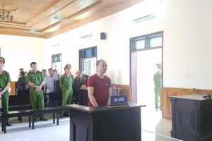 Chồng đâm vợ tử vong vì cuồng ghen lãnh án chung thân