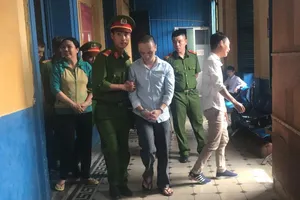 Thanh niên 'xài' tiền giả khóc nức nở vì bị tăng án tù