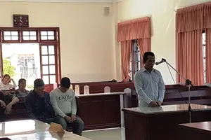 Hai thợ sửa xe 'giỏi nghề' dắt nhau ra tòa lãnh án