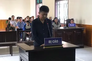 Mâu thuẫn tình cảm, người đàn ông ôm mìn khống chế người yêu 