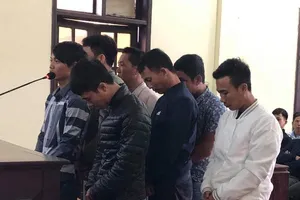 Nổi hứng 'đỏ đen' giữa trưa, 7 thanh niên hầu tòa