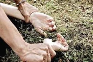 Thanh niên đang hiếp dâm bạn gái thì bị bắt quả tang