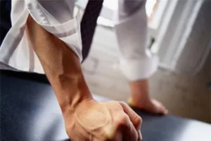 Chồng đá vợ dập lá lách trước mặt 2 con