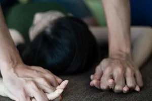 Thiếu niên say rượu hiếp dâm cô hàng xóm không thành