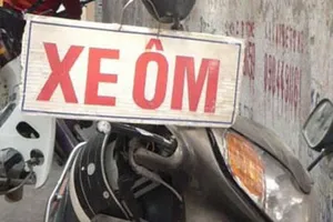 Tài xế xe ôm xách dao chém đồng nghiệp vì giành khách