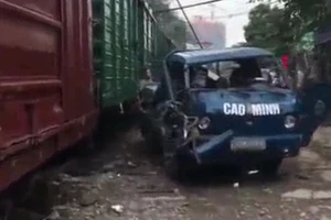 Xe tải hóa sắt vụn vì đậu sát đường ray