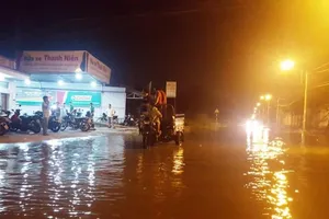 Triều chưa đạt đỉnh, nhiều tuyến đường đã bị tê liệt