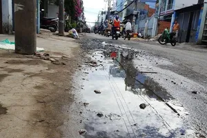 Quận 8: Dân bị té ngã do đường ống nước bị bể