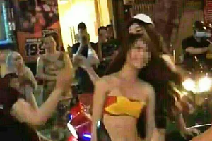 Quấn quốc kỳ như áo tắm đi “bão” có bị tội?