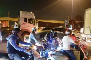 Xa lộ Hà Nội kẹt cứng