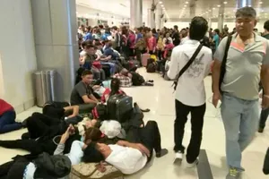 Hành khách nằm la liệt chờ bay