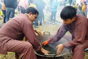 Người dân nô nức đi Lễ hội đền Đuổm