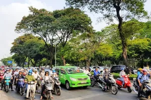 TP.HCM bắt đầu ùn xe trong ngày đầu đi làm lại