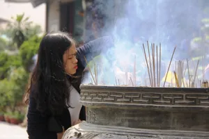 Dân nô nức đi chùa vào Tết Nguyên Tiêu