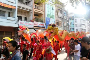 Người dân đội nắng xem 'Bát Tiên'