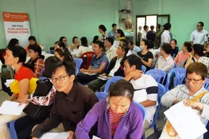 Sàn giao dịch việc làm đông nghịt người tìm việc