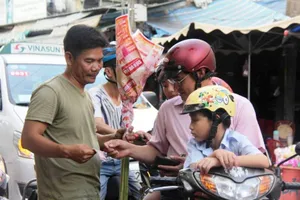 Đấng mày râu vừa đón con vừa mua hoa ngày 8-3