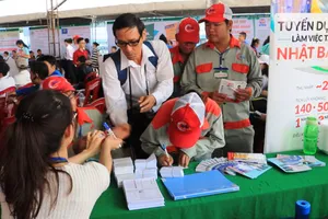 Hàng ngàn người tham gia ngày hội tuyển dụng việc làm