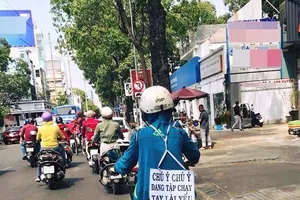 Nữ ‘Ninja’ cùng tấm biển sau lưng gây chú ý