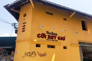 Dân mạng bức xúc vì bức tường Cối xay gió bị vẽ bậy