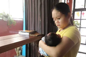 Bé gái 13 tuổi làm mẹ không có tiền mua sữa cho con