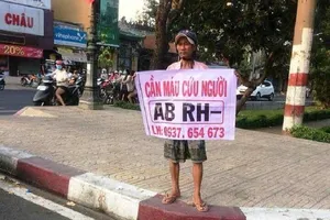 Dân mạng dậy sóng với tấm biển cần máu cứu người