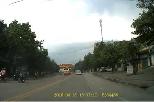 Hãi hùng xe buýt đua nhau như chốn không người