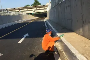 Xe 2 bánh được lưu thông qua đường chui dưới cầu Bình Triệu