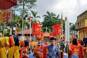 Hàng ngàn người đổ về Suối Tiên dâng hương ngày giỗ Tổ