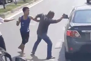 Sau va chạm, dàn ô tô giữa đường tỉ võ 