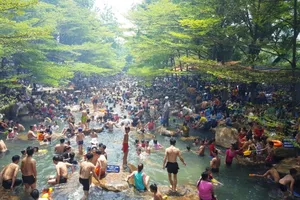 Khu du lịch Thủy Châu đông nghẹt trong kỳ nghỉ lễ