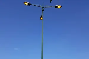 Dân bức xúc vì đèn đường chiếu sáng rực rỡ giữa ban ngày