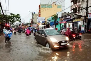 Cứ mưa, đường Nguyễn Xí lại ngập
