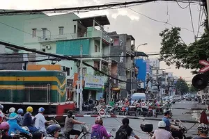 Xử lý gấp hệ thống thoát nước làm ngập úng đường sắt